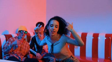 İspanyol dansçı çeşitli arkadaşlar birlikte dans ederken hareket eder. Mutlu profesyonel hipster el sıkışırken aynı zamanda çok kültürlü bir grubu destekliyor ve cesaretlendiriyor. Mutluluk.