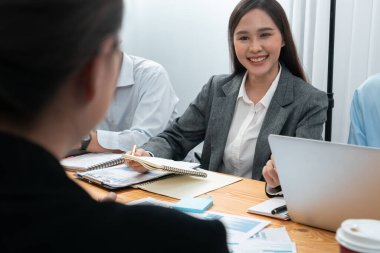 Çok ırklı analist ekibi toplantı masasındaki mali raporu analiz etmek için BI gösterge tablosunu kullanıyor. Çeşitli iş adamlarından oluşan bir grup, FIntech 'in veri analizini başarılı iş pazarlaması için kullanır. Uyum