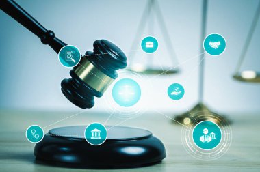 Akıllı hukuk, hukuki danışmanlık simgeleri ve avukatlık bürosunda çalışan araçlar dijital hukuk kavramını ve çevrimiçi hukuk ve yönetmelik kavramlarını gösteriyor .