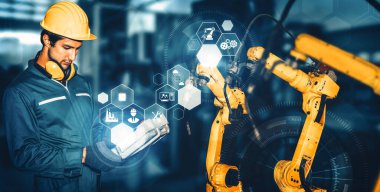 Sanayi 4.0 veya 4. endüstriyel devrimin otomasyon üretim sürecini ve IOT yazılımını gösteren dijital fabrika üretim teknolojisi için MLP Smart Industry robot kolları.