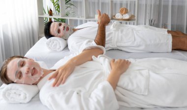 Kaplıca salonunun sakin, modern gündüz atmosferi, birkaç müşteri yüz maskesi takarak kendini yenilemeye çalışıyor. Yüz bakımı ve güzellik kozmetolojisi prosedürü. Sessiz.