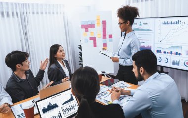 Genç Afrikalı iş kadını modern toplantıda TV ekranında veri analizi paneli sunuyor. Bir grup iş adamıyla konferans odasında iş sunumu. Uyum