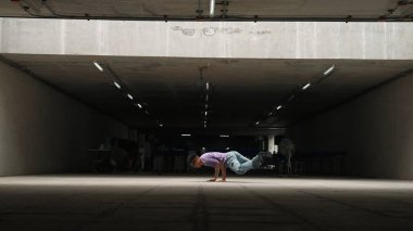 Çekici Asyalı hippi grup break dansçı. Dondurucu duruş yaparken şık kıyafetler giyen şık bir dansçı. Serbest stil dansı ve enerjik dans. Açık hava sporu 2024. Yumuşak bir şekilde..