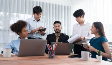 Mutlu iş adamları birlikte çalışır, şirket ofisinde tartışırlar. Profesyonel ve çeşitlilik takım çalışması iş planını bilgisayarda tartışır. Modern çok kültürlü ofis çalışanı. Uyum