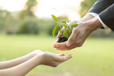 Ekonomik sorumluluk üzerine kurulmuş, CO2 emisyonunu azaltan ve sürdürülebilir gelecek için ESG ilkesini benimseyen bir iş adamı. Gyre