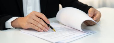 Şirket avukatının ya da hukuk bürosundaki avukat servisinin yardımıyla balyayla ilgili sözleşme imzalama belgesi. İşletme yatırımı ve yasal işlemlerin tamamlanması. Kurnaz.