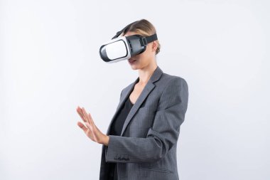 Akıllı iş kadını bir şeye dokunurken VR camına bakar. Takım elbise giyen yetenekli proje yöneticisi ve metaevrene bağlanmak için görsel gerçeklik gözlükleri takıyor. Kısıtlanma.
