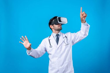 Kafkasyalı doktor ayakta dururken tıbbi verileri gösterip seçiyor. Meta-evreni veya görsel gerçeklik programını bağlamak için laboratuvar önlüğü ve sanal gerçeklik gözlüğü takan yakışıklı bir doktor. Teknoloji yeniliği. Sapma.