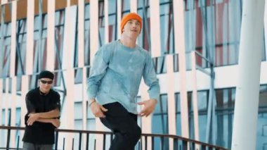 Profesyonel beyaz dansçı koridor alışveriş merkezinde break dans yapıyor. Hip-hop, spor, funky müzik, break dans ve sokak dansı ile iki hippi dans eder. Açık hava sporu 2024 hiphop..