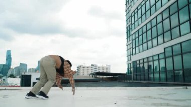 Mutlu İspanyol dansçı bina yakınlarında günlük kıyafet break dans giyer. Enerjik hip-hop performansı. Koreograf serbest stilde ya da çatıda hip-hop ritminde hareket eder. Açık hava sporu 2024 hiphop..