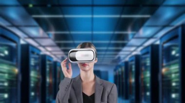 Analiz edilmiş iş dünyası finansman büyük veri yüklemesi için VR 'yi açmaya başlayan kadın, sunucuda küresel arayüz dijital bilgi ağı teknolojisi sanal animasyonu etrafında dönüyor. Kısıtlanma.