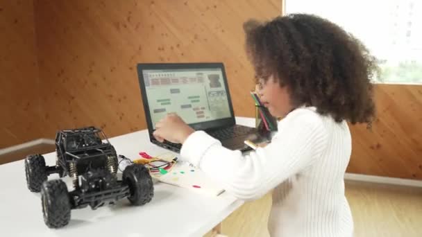 Έξυπνο Κορίτσι Από Την Αφρική Κατασκευάζει Ρομποτικό Αυτοκίνητο Ενώ Χρησιμοποιεί — Αρχείο Βίντεο