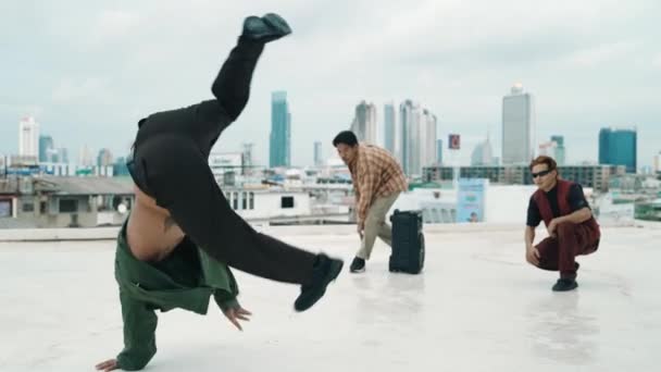 Profesjonalny Zespół Break Dance Ćwiczyć Taniec Boy Podczas Wielokulturowych Przyjaciół — Wideo stockowe