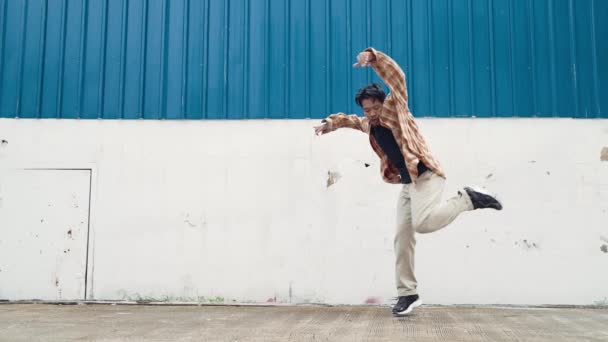 ヒップホップスタイルで踊るヒスパニックの面白い振付師 若きハッピーブレイクダンサーがBボーイダンスを披露する ストリートダンスを練習する面白い男の動きショット アウトドアスポーツ 2024 現代ダンス ヒップホップ — ストック動画