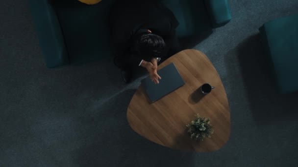 Top Antenne Visning Smart Forretningsmand Arbejder Laptop Mens Liggende Sofaen – Stock-video