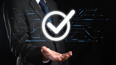 İş adamı, QC ve QA standartlarının karşılandığından emin olmak için katı kalite güvencesi protokolleri uyguluyor. Kalite güvencesi ile sertifikalı ürün mükemmelliğine ulaşmak. FaaS