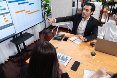 Proje yöneticisi toplantı odasında iş programları, Gantt program programı TV ekranında. Çoklu etnik çeşitlilik iş adamları ve modern iş projesi yönetimi. Habiliment