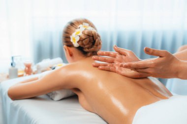Kafkasyalı kadın müşteri stres önleyici spa masajının keyfini çıkarıyor ve lüks otel ya da oteldeki gündüz açık ortam güzellik salonunda güzellik teniyle eğleniyor. Sessiz.
