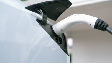 Elektrikli taşıt teknolojisi konut alanı ya da EV akü şarjı için ev şarj istasyonu olarak kullanılır. Gelecekteki çevre için temiz ve sürdürülebilir enerji ile çevre dostu ulaşım. Eşzamanlama