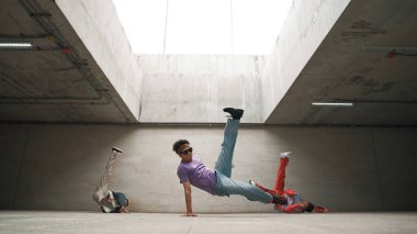 Bir grup havalı hipster birlikte dans ediyorlar. İyi break dansçılar, sokak dansçıları ile çevrili serbest stil danslarıyla hip hop müziğinin keyfini çıkarırlar. Açık hava sporu 2024. Yumuşak bir şekilde..