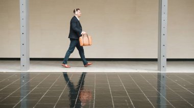 İş adamları onun kulaklığını takıyor ve şehir merkezindeki cadde boyunca işyerine yürüyor. Profesyonel proje yöneticisi toplantıya giderken kulaklıktan rahatlatıcı müzik dinliyor. Urbane.