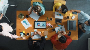 Akıllı proje yöneticisinin üst görüşü, yatırımcı toplantı odasını dinlerken iş adamını pazarlama fikrinden bahsetmeye davet ediyor. Erkek işçi pazarlama planını almaya ve açıklamaya başladı. Cemaat.