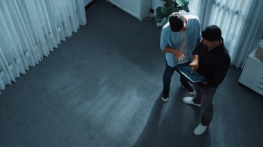 Elinde tablet varken yatırımcıya doğru yürüyen ve mali istatistiklere bakan bir iş adamı. Lider tabletteki hisse senedi piyasasının artması hakkında bilgi veriyor. Cemaat.