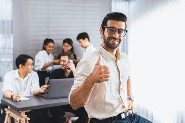 Ofiste çalışan iş arkadaşı ve iş adamlarının geçmişine sahip özgüven ve mutlu gülümseyen iş adamı portresi. Ofis çalışanı takım çalışması ve pozitif iş yeri konsepti. Tedbirli