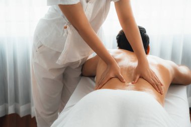 Kafkas erkek müşteri stres önleyici spa masajının keyfini çıkarıyor ve lüks otel veya oteldeki gündüz açık hava ortamında güzellik derisi eğlencesi ile şımartıyor. Sessiz.