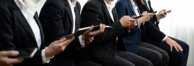 Röportaj için resmi takım elbiseli bir grup aday koltukta oturuyorlar. İK ajansı ve konsept boşalması için iş fırsatı. Kurnaz.