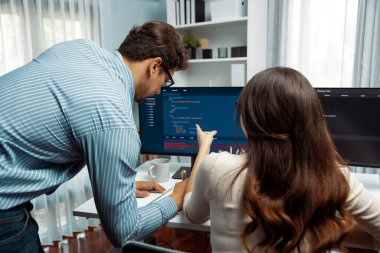 İki ekran ekranında yaratıcı web sitesi planlama yazılımını tartışan yetenekli geliştiriciler programı arka görüş konseptiyle ofiste tasarımı analiz eden tam yığın veri. Varsayım.