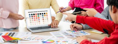 Yaratıcılık grafik tasarım ekibinin bir portresi, modern ofiste dizüstü bilgisayarla ekipman ve tasarım araçları kullanarak proje için uygun rengi seçer. - Yakın çekim. Değiştirilmiş.