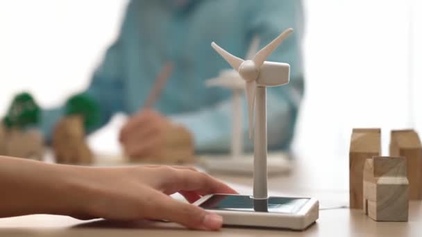 Affärskvinna Hålla Väderkvarn Modell Representeras Med Hjälp Ren Energi Trä — Stockvideo