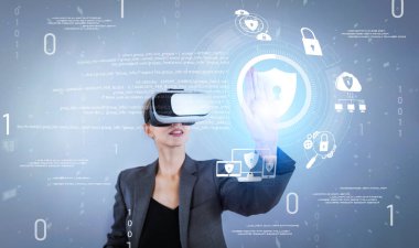 İş kadını, görsel gerçeklik gözlüğü kullanırken güvenlik sistemine bakıp erişim sağlıyor. Profesyonel proje yöneticisi güvenlik duvarı kodunu VR kulaklıkları kullanarak arıyor. Kısıtlanma.