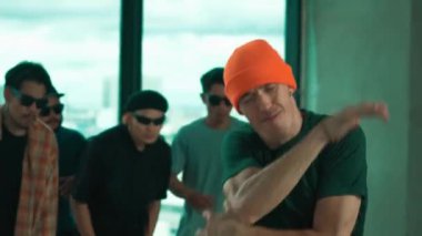 Hip-hop müzik eşliğinde dans eden bir grup genç çok kültürlü hippi. Profesyonel break dansçı takımı şık kıyafetler giyerken sokak dansı yapar ya da pratik yapar. Açık hava sporu 2024 hiphop..