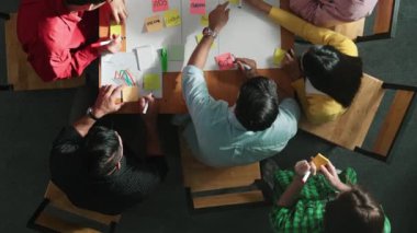 Renkli yapışkan notlarda pazarlama ve planlama stratejisi yazarken insanların yazma ve çalışma tahtası oluşturma konusunda üst düzey bir bakış açısı. Akıllı takım Kanaban tahtasını kullanarak iş performansını yönetir. Cemaat.