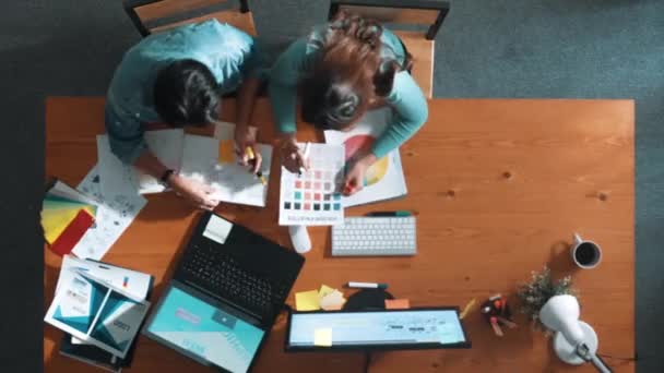 Time Lapse Project Manager Writing Idea While Team Joining Meeting — Vídeo de Stock
