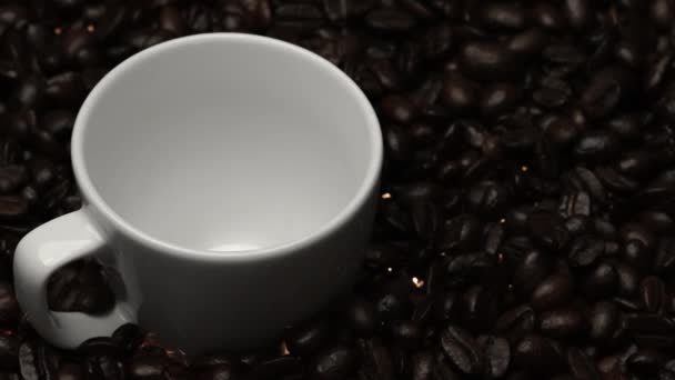 Πάνω Προς Κάτω Άποψη Του Ζεστού Καφέ Ρίχνει Λευκό Κύπελλο — Αρχείο Βίντεο