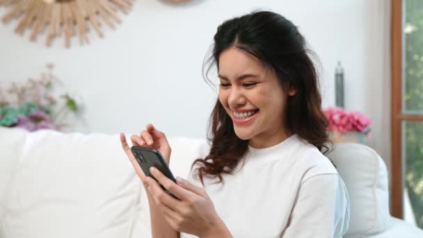 Junge Frau Nutzt Smartphone Browsing Für Online Shopping Commerce Durch — Stockvideo