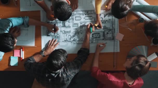 Vue Haut Vers Bas Équipe Ingénieurs Civils Écrivant Plan Table — Video