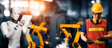 MLP Mekanize Endüstri Robotu ve insan işçileri gelecekteki fabrikada birlikte çalışıyorlar. Sanayi devrimi ve otomasyon üretim süreci için yapay zeka kavramı.