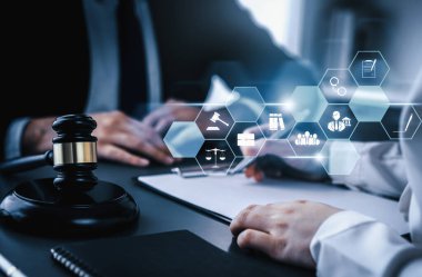 Akıllı hukuk, hukuki danışmanlık simgeleri ve avukatlık bürosunda çalışan araçlar dijital hukuk kavramını ve çevrimiçi hukuk ve yönetmelik kavramlarını gösteriyor .