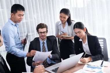 Modern ofis ortamında çalışan çeşitli etnik gruplardan çeşitli iş adamları. Üretken ve çok ırklı ofis çalışanları stratejik ticari pazarlama konusunda tartışmaya giriştiler. Çok titiz.