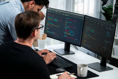 BT geliştiricileri pc ekranında çevrimiçi yazılım geliştirme bilgisini tartışıyor, web sitesindeki son sürüm uygulaması için program kodlaması oluşturuyorlar. Beyin fırtınası yazılımı kavramı güncellendi. Satılabilir.