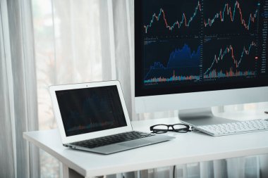 Dinamik borsa bilgisayar ve dizüstü bilgisayar ekranında grafik görüntüsü. Borsa simsarları için stok grafik ekranıyla çalışma alanı. Tüccarlar için stok grafik ekran ile çalışma alanı. Tatlandırıcı.