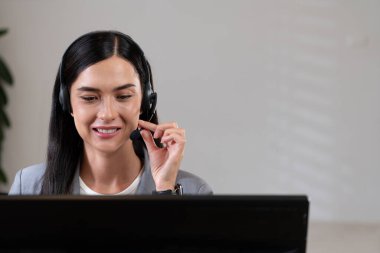 Çalışan kadın çağrı merkezi operatörü ya da müşteri hizmetleri çalışanı, müşteri yardımı için kulaklıkla konuşuyor. Profesyonel modern iş hizmeti. Panorama Blithe