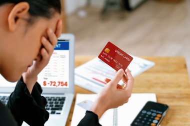 Stresli genç kadının kredi kartı borçlarıyla ilgili maddi sorunları var. En çok kötü kişisel para ve mortgage ödeme yönetimi krizi kavramını gösteriyor..