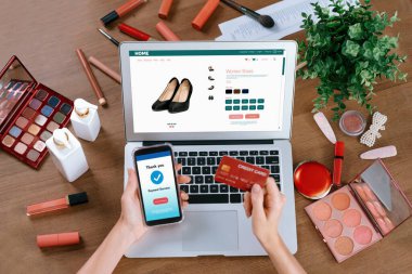 İnternet pazarından alışveriş yapan kadın modern yaşam tarzı için satış malzemeleri arıyor ve son derece siber güvenlik yazılımı tarafından korunan cüzdandan çevrimiçi ödeme için kredi kartı kullanıyor