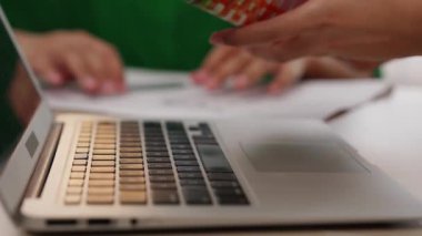 Dizüstü bilgisayarla çalışan grafik tasarım için beyin fırtınası yapan ve renk seçimi yapan tasarımcı takımının yavaş çekim çekimleri. Bu sırada müşteri de ofiste kromatik danışma sırasında projeyi denetliyor. Değiştirilmiş