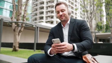 İş adamları, Green City 'deki pazarlama ekibinden gelen satış raporlarını kontrol etmek için telefona bakarken dinlendirici müzik dinlemek için kulaklık takıyor. Happy proje yöneticisi telefon beklerken şarkıya geçiyor. Urbane.